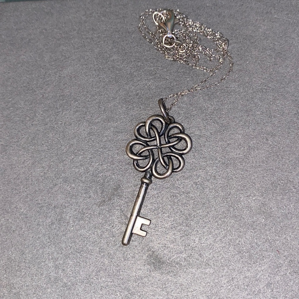 SILVER CLOVER KEY NECKLACE